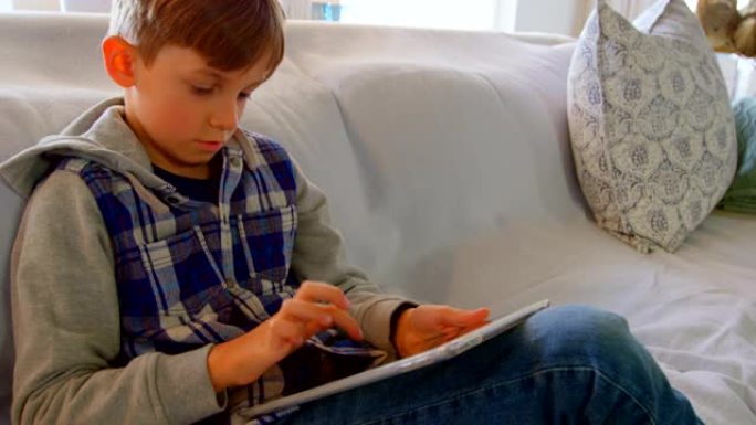 高加索男孩在舒适的家庭4k起诉数字平板电脑的前视图