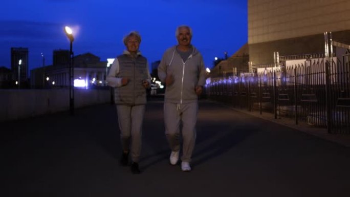 老年人晚上慢跑外国老夫妻夜跑锻炼身体