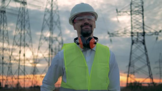 电力线和一名男性专家完成电话通话