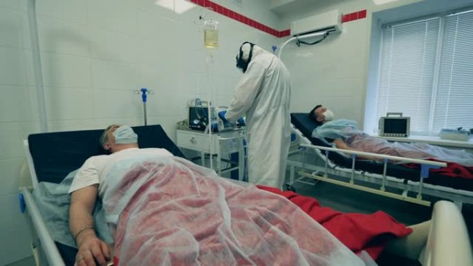 工作医生在冠状病毒大流行期间用呼吸机治疗患者。冠状病毒，新型冠状病毒肺炎医院重症监护室的病人。