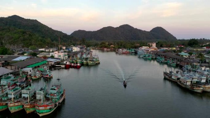 站在泰国南部那空西塔玛拉特省Khanom码头的渔船的鸟瞰图