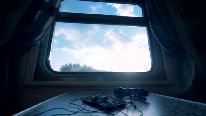 从带家具的火车车厢的窗户看。铁路旅行概念。