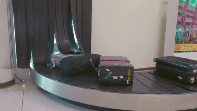 机场等待行李箱运送带