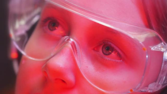一个戴着安全眼镜的年轻女孩研究员的肖像。