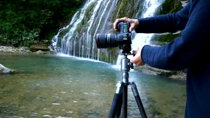 拍摄瀑布照片的摄影师
