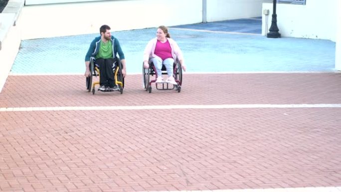 坐在轮椅上的夫妇将自己推向人行道