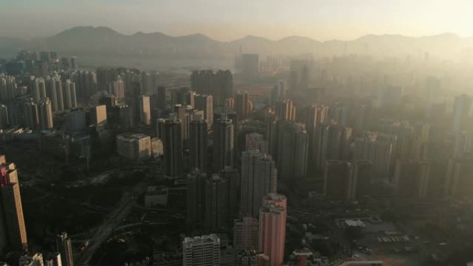 日落时间香港摩天大楼的鸟瞰图和多莉左侧。
