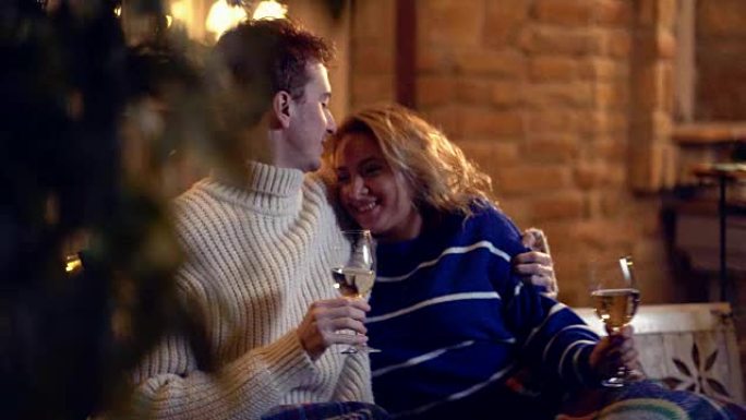 浪漫的情侣享受一杯葡萄酒