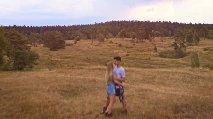 夫妇徒步旅行时拥抱在山上