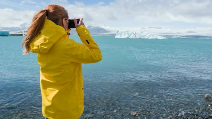 冰岛钻石海滩上的女游客Breidamerkursandur，拍摄从Jokulsarlon冰川泻湖漂浮