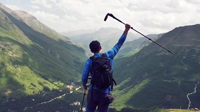 到达顶峰。快乐的男人站在山顶上