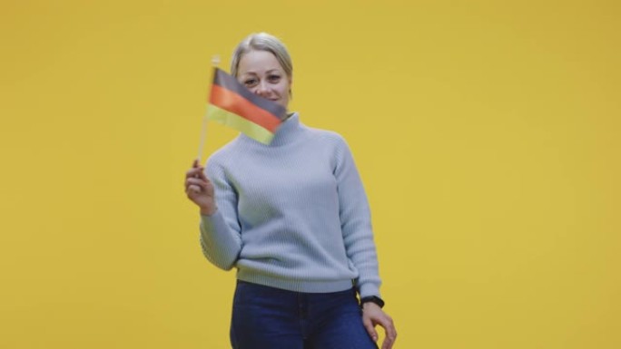 挥舞德国国旗的女人