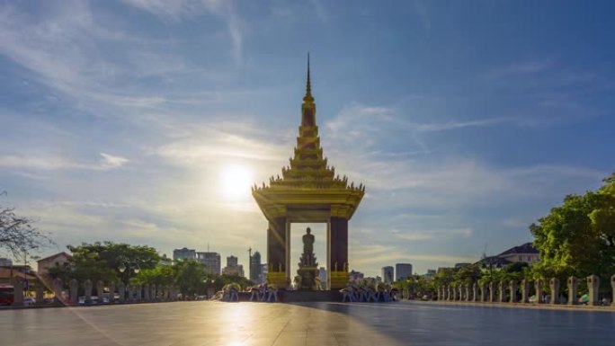 4K超高清:柬埔寨首都金边中部，西哈努克国王的雕像，背景是蓝色和黄色的天空。