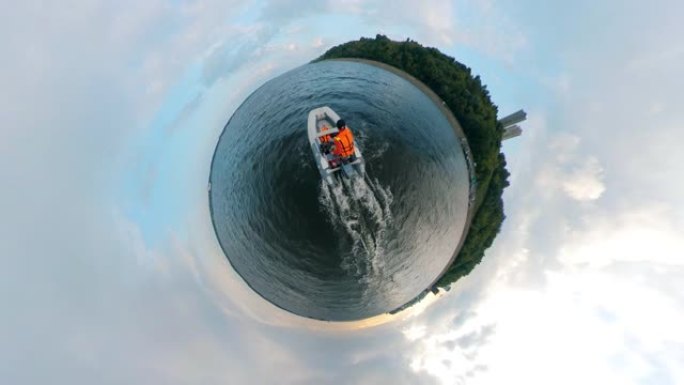 充气船正以360度全景在水面上移动