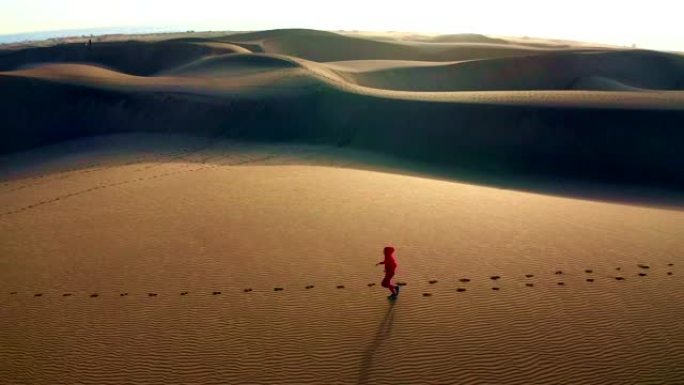 沙漠奔跑。鸟瞰图挑战自我