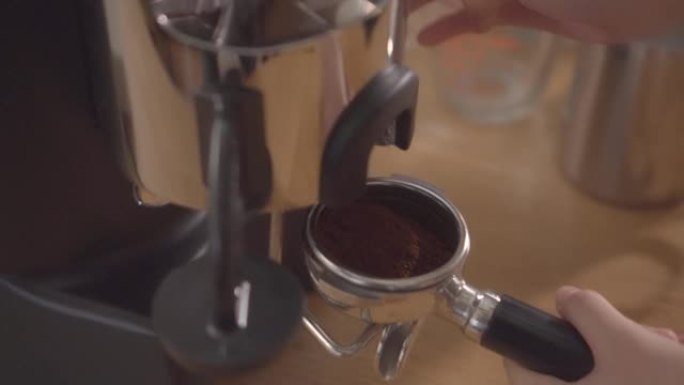 咖啡师研磨咖啡豆使用咖啡机。