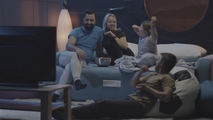 家人在火星上看电视