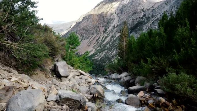 在约塞米蒂国家公园史诗般的山脊悬崖中，山河溪流沿着令人惊叹的岩石景观流淌。