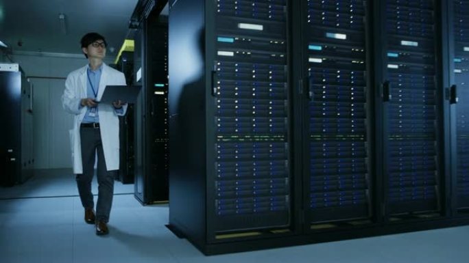 在数据中心: 穿着白大褂的男it技术人员站在开放式服务器机架机柜上，使用笔记本电脑运行维护诊断工具。