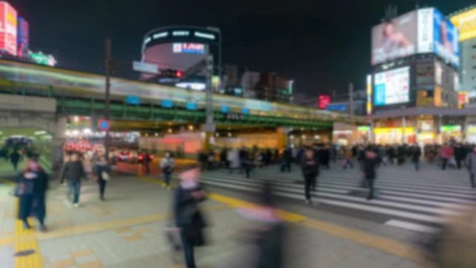 延时: 东京新宿拥挤的行人背景模糊