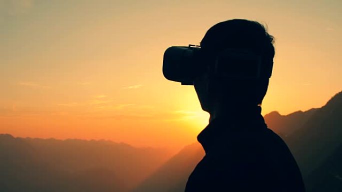 日落时使用VR 360耳机的年轻人