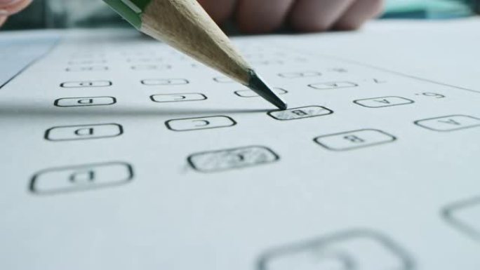 考试时，人用铅笔给正确的答案上色。用标准化测试填充答题纸，标记正确的答案气泡