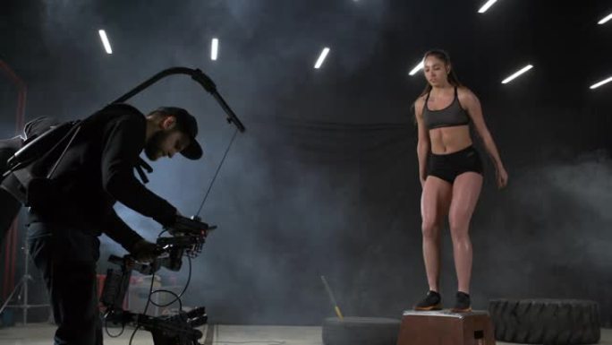 摄影师录制女运动员视频的序列