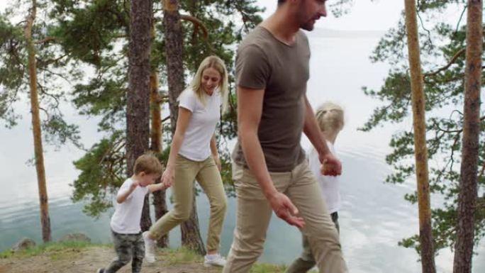 一家人在风景秀丽的湖边散步