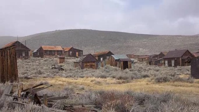 寒冷的冬季天气聚集在内华达山脉一个废弃的采矿小镇上。