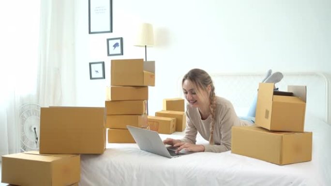 妇女使用笔记本电脑检查客户的电子邮件收件箱订单，在家中在线销售