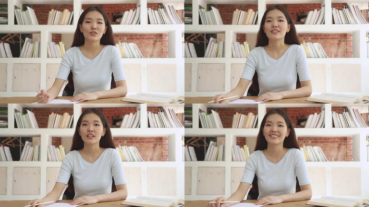快乐中国越南女人博主录制教育视频。