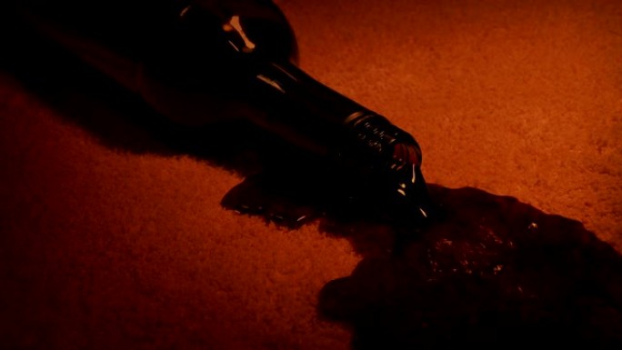 酒瓶被大火洒在地毯上