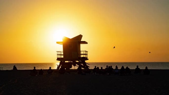 美国佛罗里达州迈阿密日落海滩练习瑜伽的人