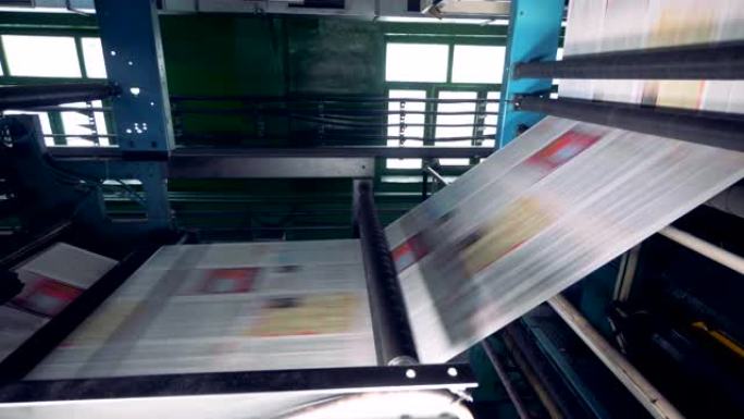 新鲜印刷的报纸，杂志在印刷办公室排队。