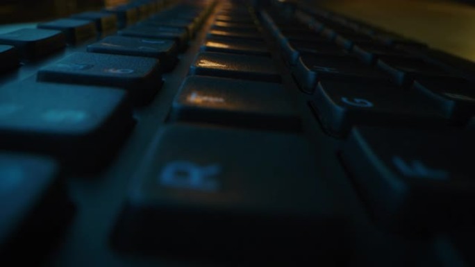 特写移动微距镜头: 在电脑键盘上打字的人。工作，写电子邮件，使用互联网。深绿色
