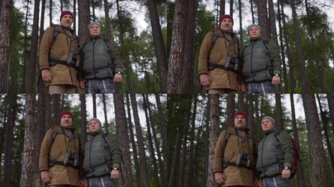 两名高级徒步旅行者在森林里为相机摆姿势