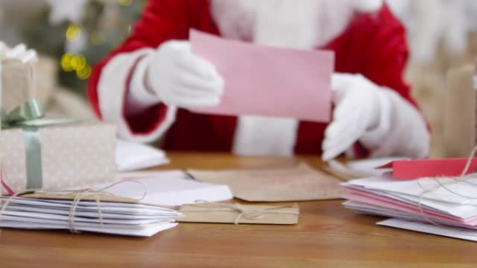 圣诞老人阅读信件和圣诞卡