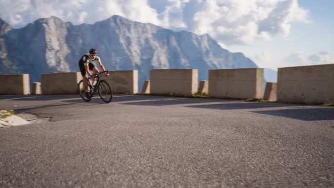 专业公路自行车手在自行车比赛中骑上蜿蜒的山路