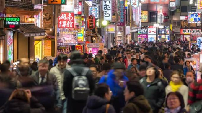 延时: 东京新宿歌舞伎町的行人和游客拥挤