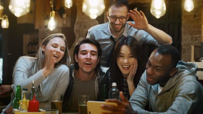 大学朋友在酒吧玩得开心和自拍的慢动作。
