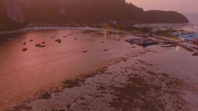 泰国甲米府披披岛全景。壮观的彩色日落在大海和岛屿上。热带和平静的印度洋的惊人黄昏。空中4k视图