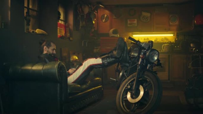 男子在摩托车车间放松