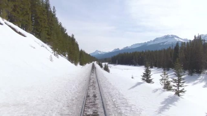 无人机: 沿着河流和铁路飞行时的雪山美景