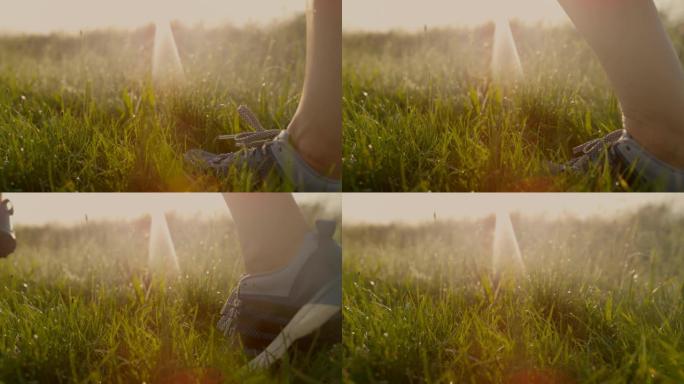 在草地上奔跑的女跑步者的SLO MO腿