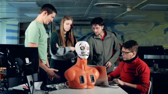 工程师团队正在讨论一个类似人类的机器人