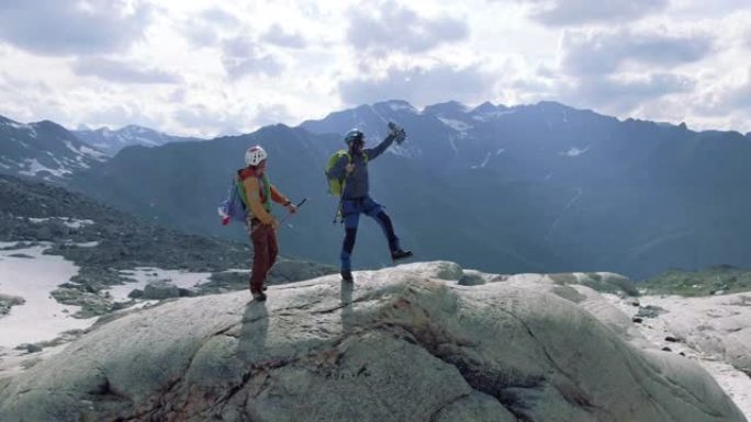 在世界之巅。山顶上的勃朗峰登山者