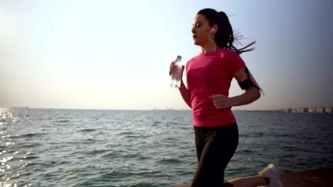女人在海边慢跑有氧运动海边跑步运动奔跑