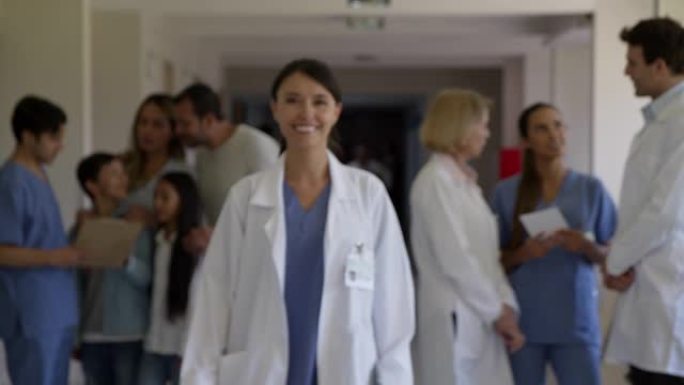 医院的女医生走在走廊上面对镜头欢快地微笑