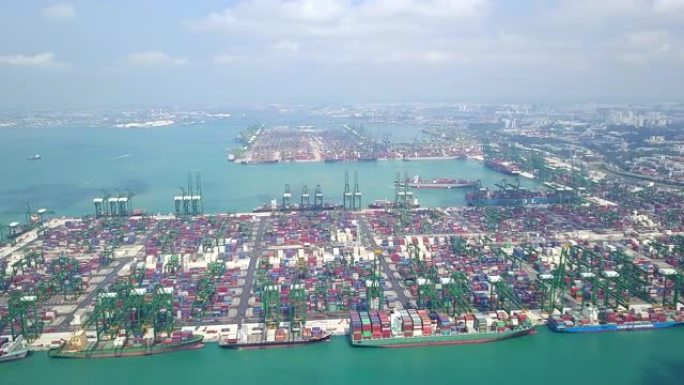 新加坡城市的鸟瞰图深水港和集装箱