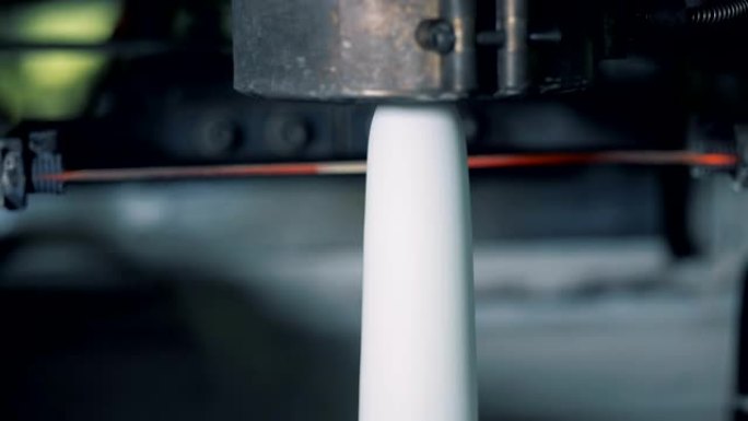一台机器在工厂切割化学糊，自动生产。